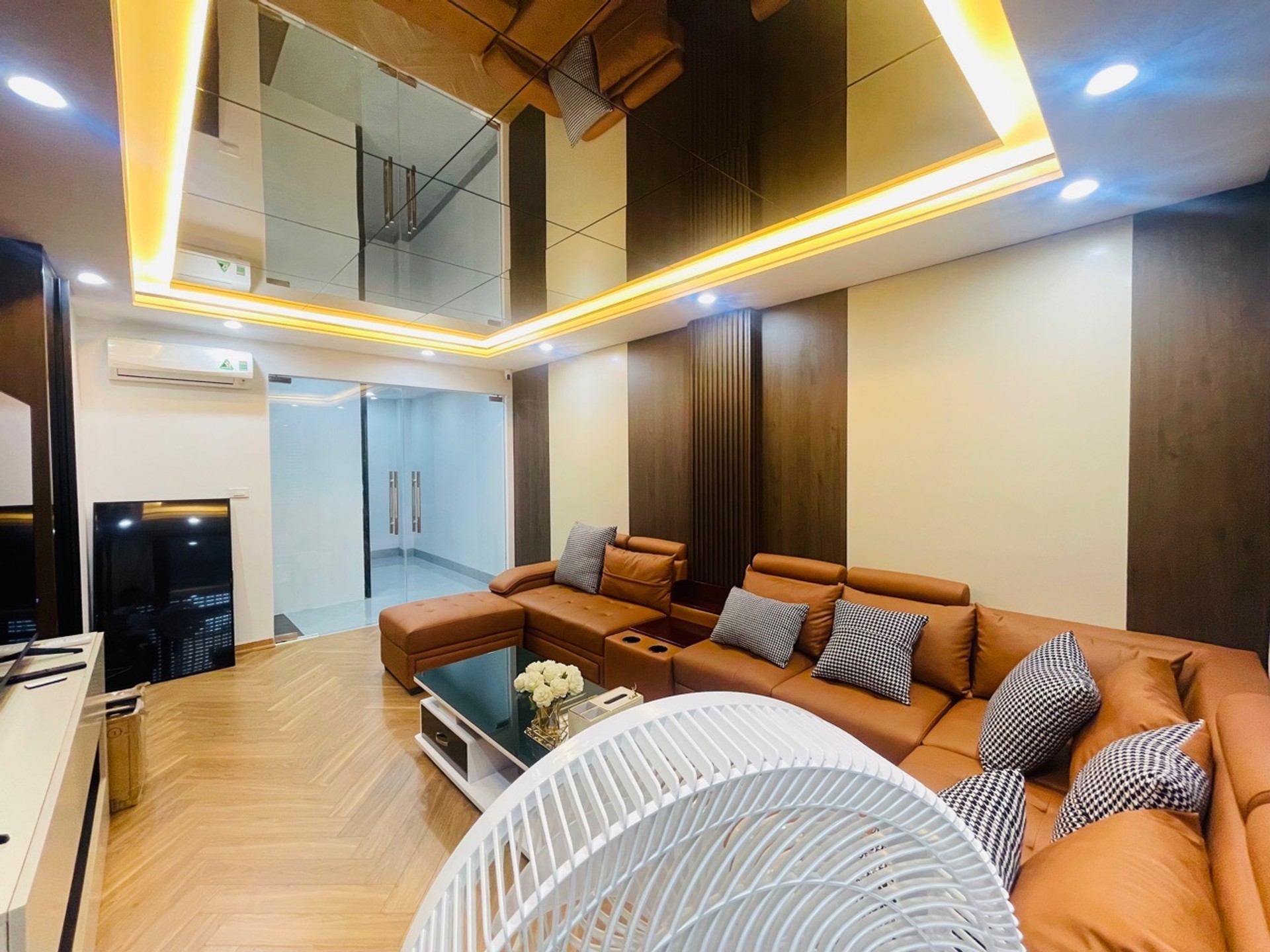Bán nhà Hoa Lâm - 64m2 | 6 tầng | 3,9m x 16,2m | Giá 18,5 tỷ - Q. Long Biên - Liên hệ 0982.497.846 - Nhà đẹp mới tinh, Thiết kế hiện đại, Vị trí hiếm, Thang máy, Full nội thất, Mặt ngõ ôtô vào tận nhà, Chỉ 10m ra phố - Ảnh 3