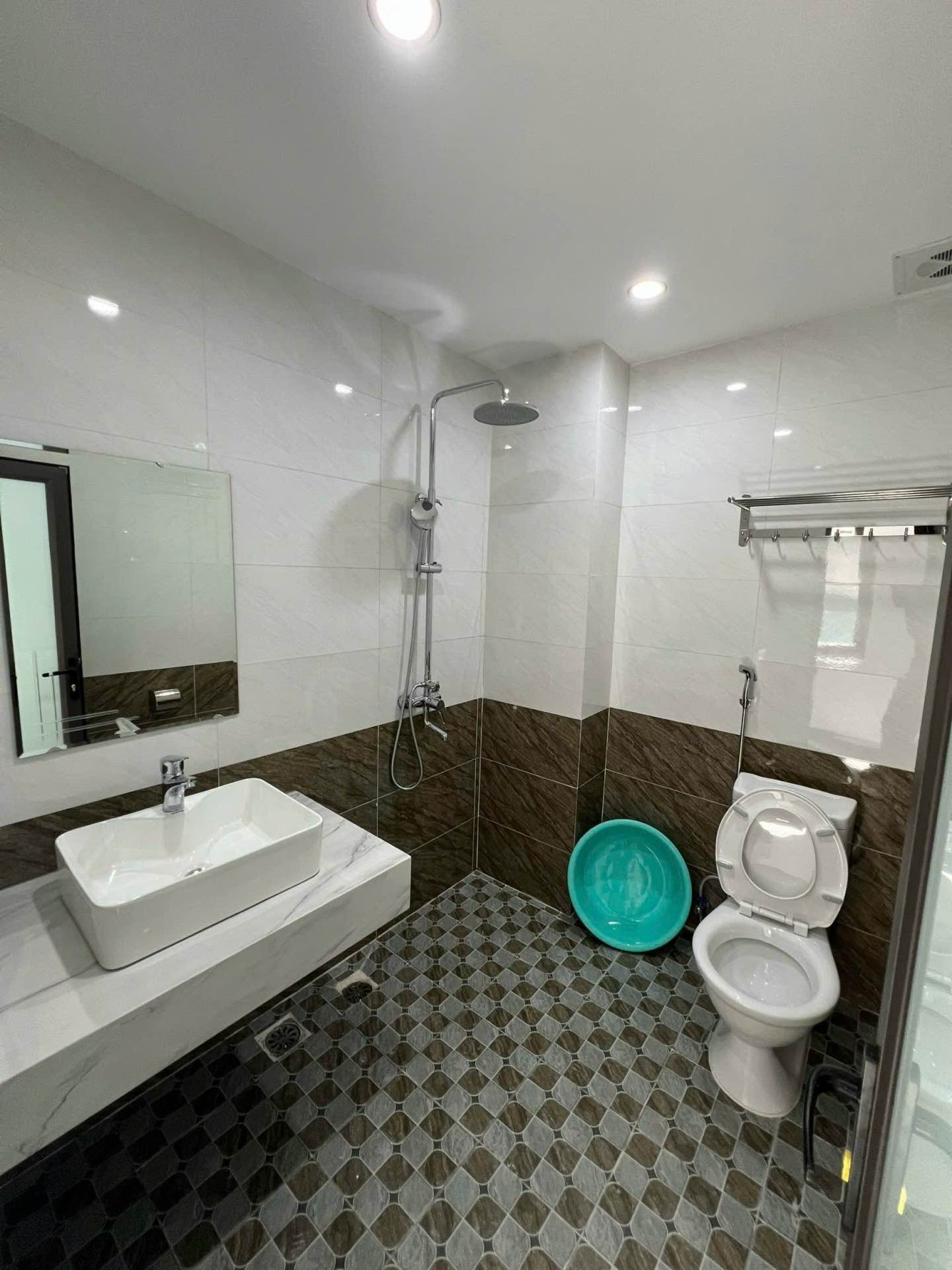 Bán nhà Ô Cách, Q. Long Biên - 39m2 | 5 tầng | Mặt tiền 3,5m x 10m | Giá 8,6 tỷ – 【8 phòng ngủ, Cho thuê dòng tiền ổn định 24 triệu/tháng, Cách đường ôtô tránh 10m, Đầu tư giữ tiền】 - Ảnh 3