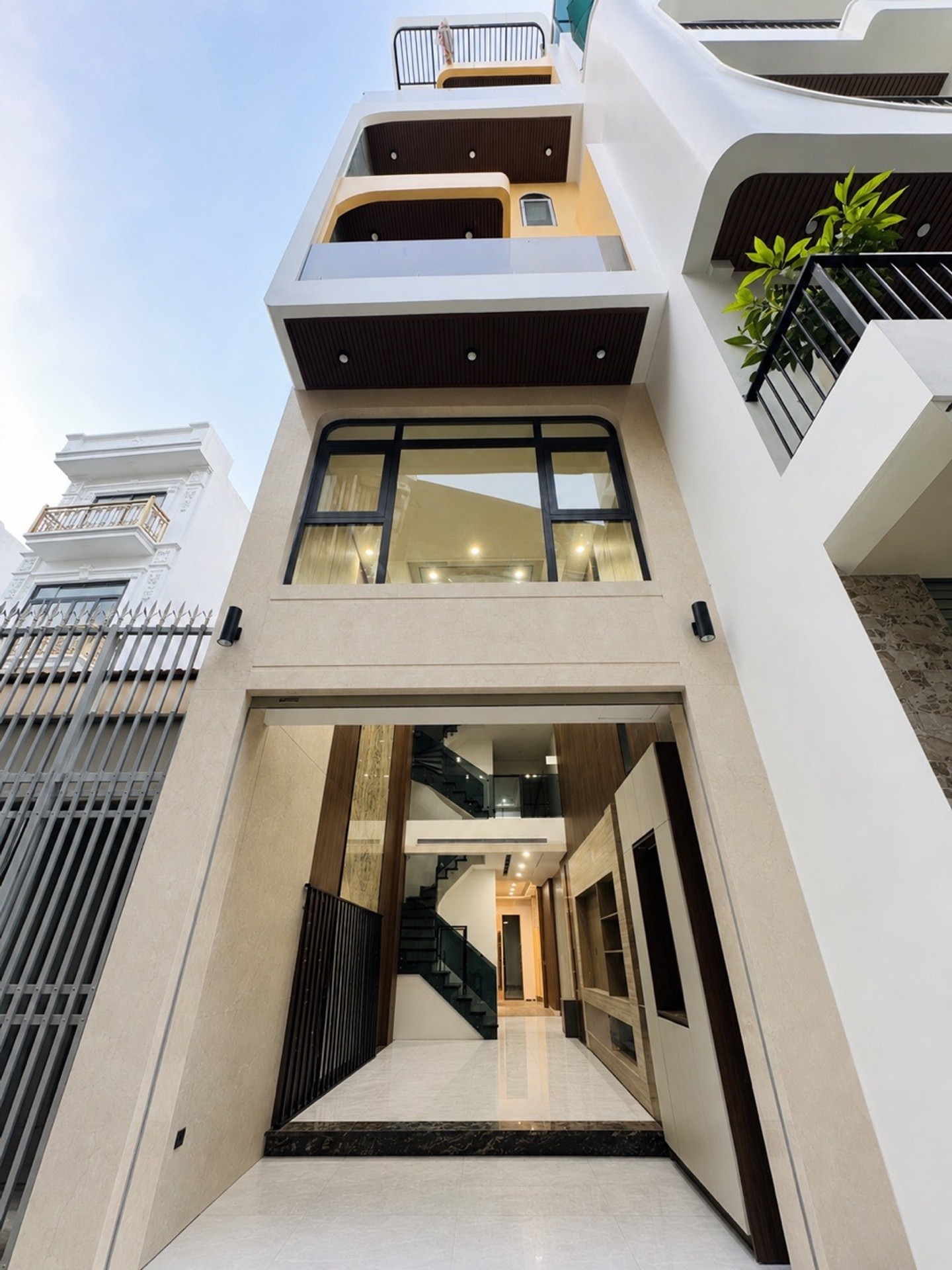 Bán nhà Nguyễn Văn Cừ – 87m2 | 6 tầng | 4,1m x 22m | Giá 20,8 tỷ – Q. Long Biên – Liên hệ 0982.497.846 – Nhà đẹp, Mê ngay từ cái nhìn đầu tiên, Thang máy, Full nội thất cao cấp, 6 phòng ngủ Master sang trọng, Nhà thoáng trước sau Bán nhà Nguyễn Văn Cừ – 87m2 | 6 tầng | 4,1m x 22m | Giá 20,8 tỷ – Q. Long Biên – Liên hệ 0982.497.846 – Nhà đẹp, Mê ngay từ cái nhìn đầu tiên, Thang máy, Full nội thất cao cấp, 6 phòng ngủ Master sang trọng, Nhà thoáng trước sau