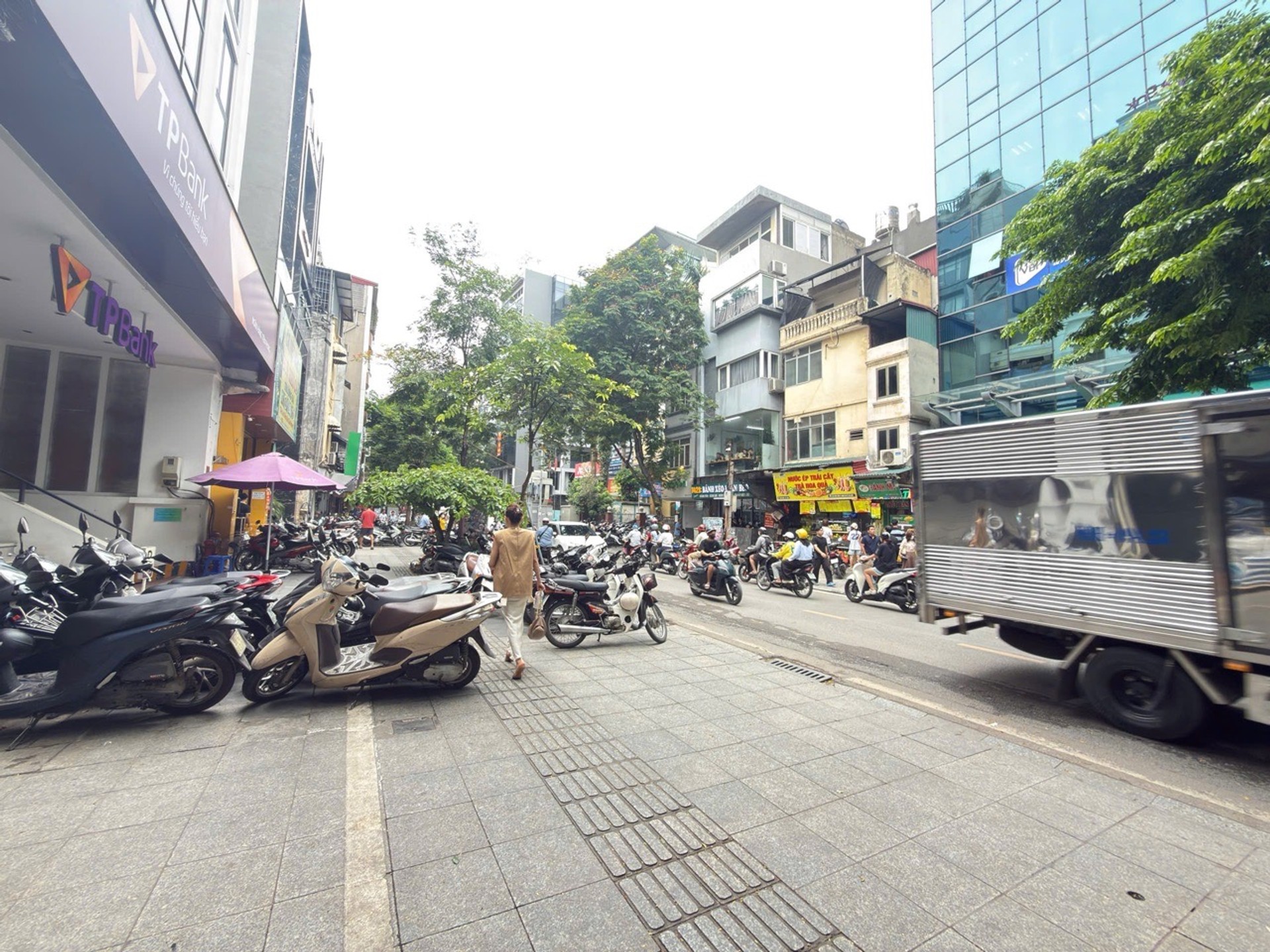 Alternative view of Bán nhà mặt phố Đội Cấn - 92m2 | 3 tầng | 5,2m x 17,5m | Giá 50 tỷ - Q. Ba Đình - Liên hệ 0982.497.846 - Siêu phẩm mặt phố, Vị trí kim cương, Kinh doanh đỉnh cao, Vỉa hè đá bóng