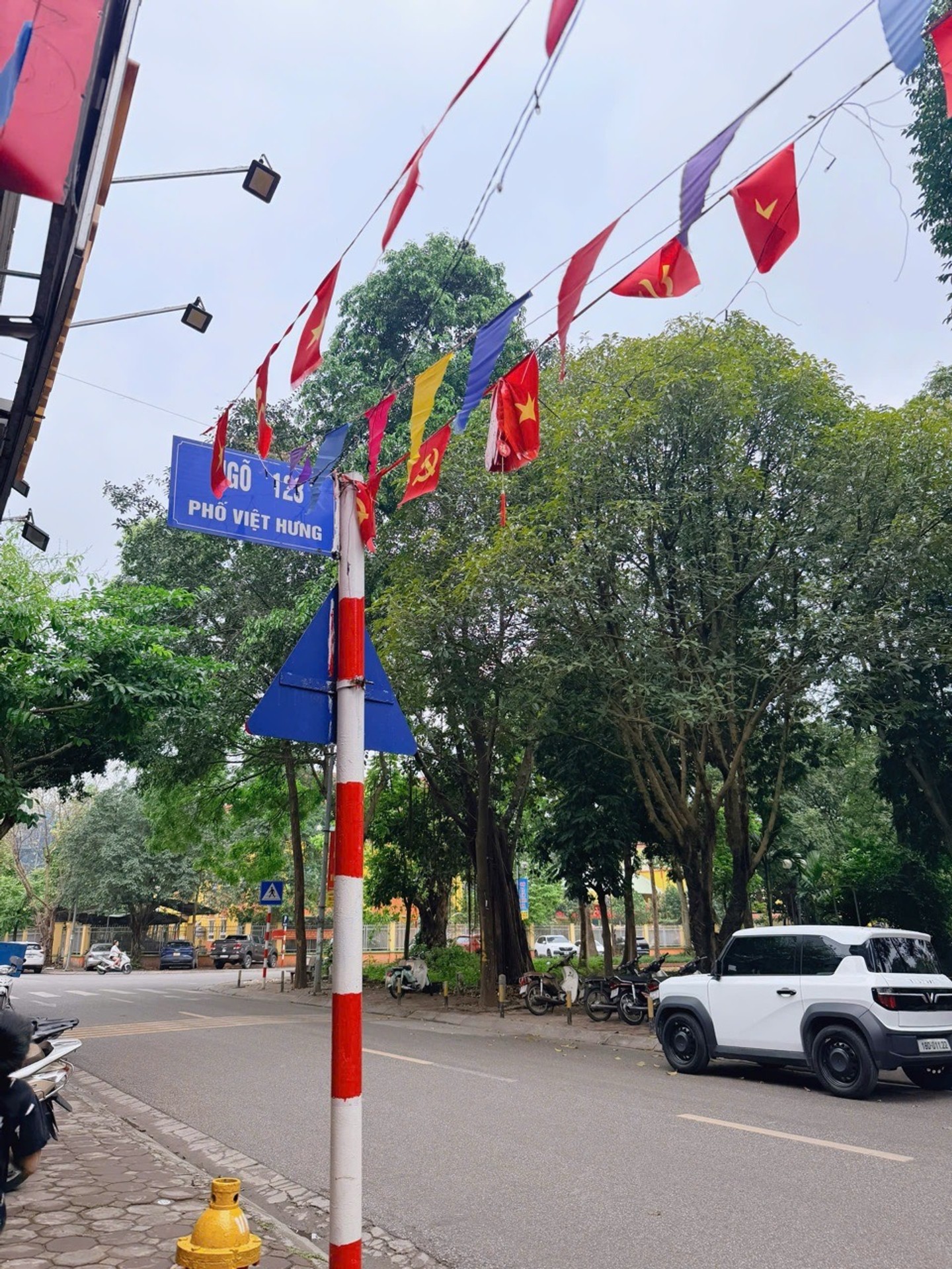 Alternative view of Bán nhà Việt Hưng, Long Biên - 30m2 | 5 tầng | 3,1m x 9,9m | Giá 7,95 tỷ - Full nội thất, 3 phòng ngủ, Ngõ nông, Gần ôtô, Gần phố, Sổ đỏ riêng vuông đẹp