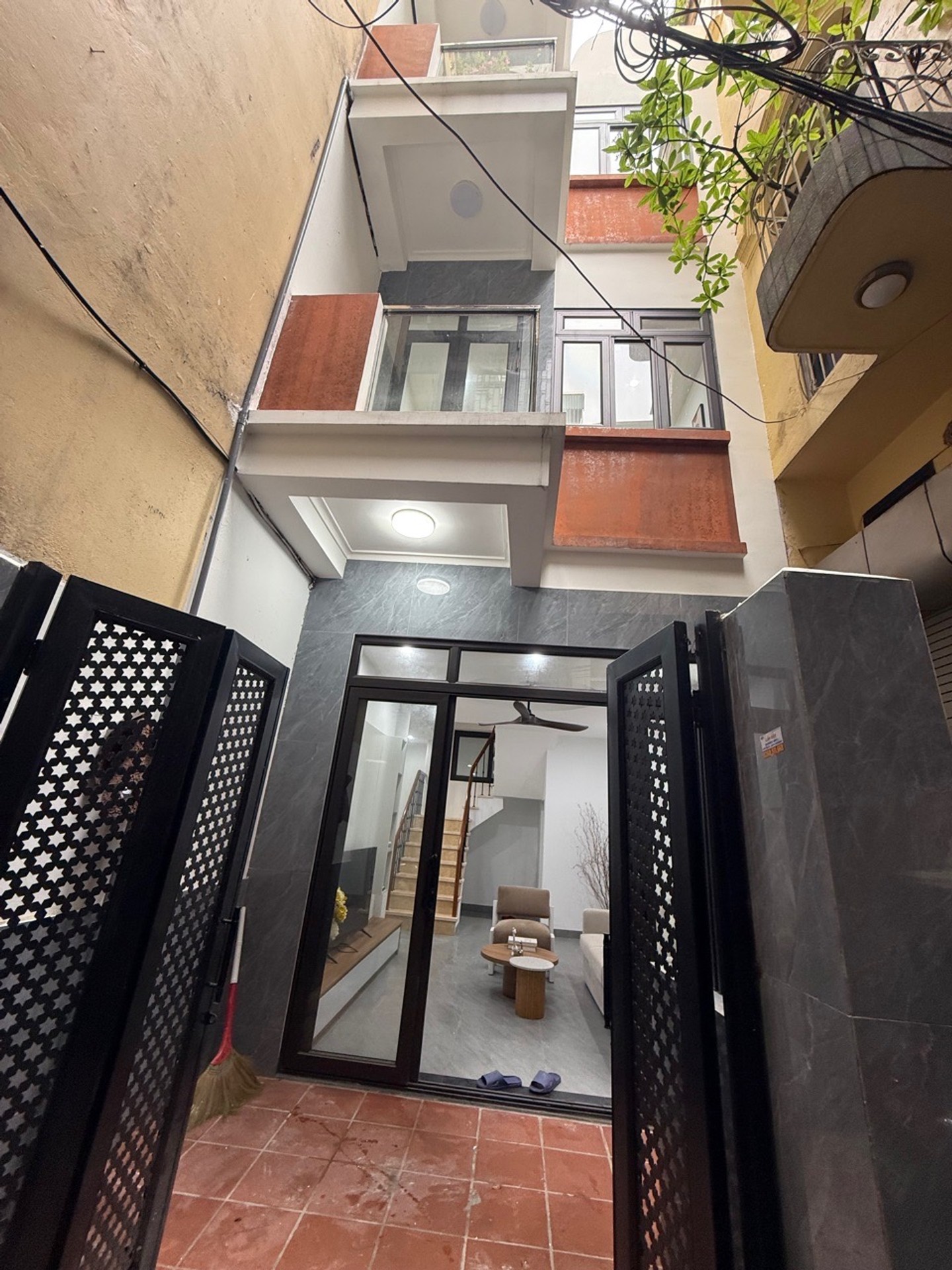 BÁN NHÀ TRUNG TÂM HAI BÀ TRƯNG – NGÕ ĐỖ THUẬN 49M2 x 3 TẦNG, SÂN RỘNG, 2 MẶT THOÁNG, FULL NỘI THẤT, GIÁ 9.5 TỶ
