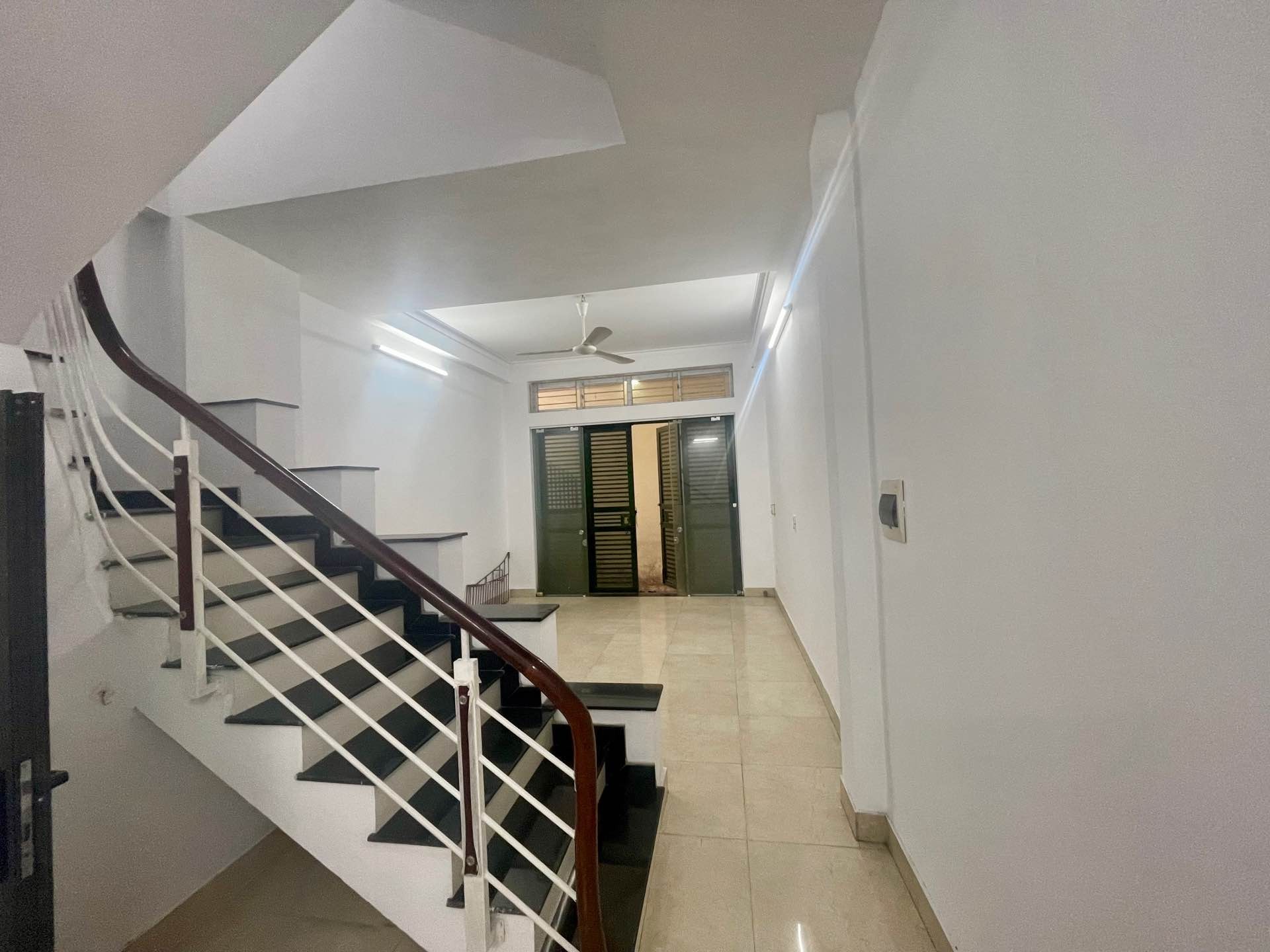 Bán nhà Ô Cách, Q. Long Biên – 44m2 | 3 tầng | Mặt tiền 4m x 11m | Giá 7 tỷ – 【Ngõ nông, Gần ôtô tránh, Nhà đẹp ở ngay】