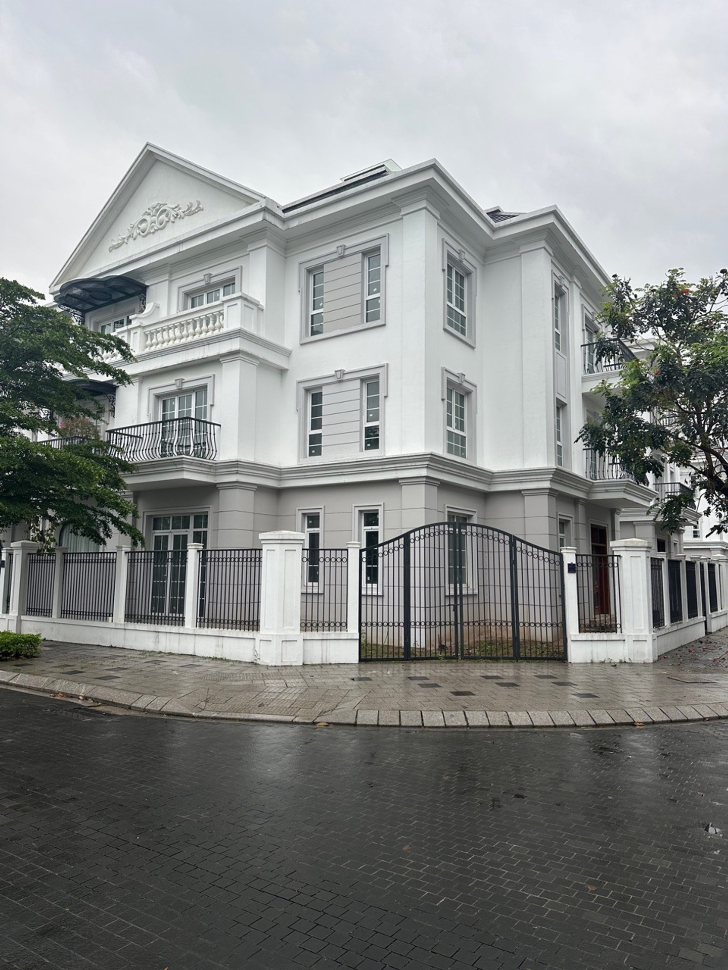 Bán biệt thự Eurowindow Twin Parks – 223m2 | 4 tầng | 15m x 17m | Giá 50 tỷ – Gia Lâm – Liên hệ 0982.497.846 – Lô góc, Mặt tiền quyền lực, Đối diện vườn hoa, Hồ bơi, 1 trong 8 căn đẹp nhất Bán biệt thự Eurowindow Twin Parks – 223m2 | 4 tầng | 15m x 17m | Giá 50 tỷ – Gia Lâm – Liên hệ 0982.497.846 – Lô góc, Mặt tiền quyền lực, Đối diện vườn hoa, Hồ bơi, 1 trong 8 căn đẹp nhất
