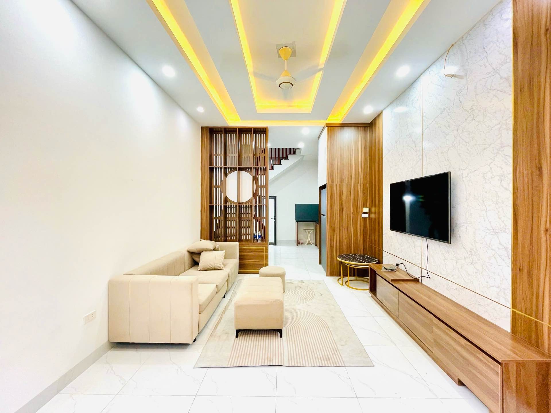 Alternative view of Bán nhà Hoa Lâm 51m2 | 5 tầng | 3,6m2 x 9,5m | 9,9 tỷ - Long Biên - Lô góc, Ngõ gần ôtô, nhà mới, đẹp long lanh - Tặng Full nội thất