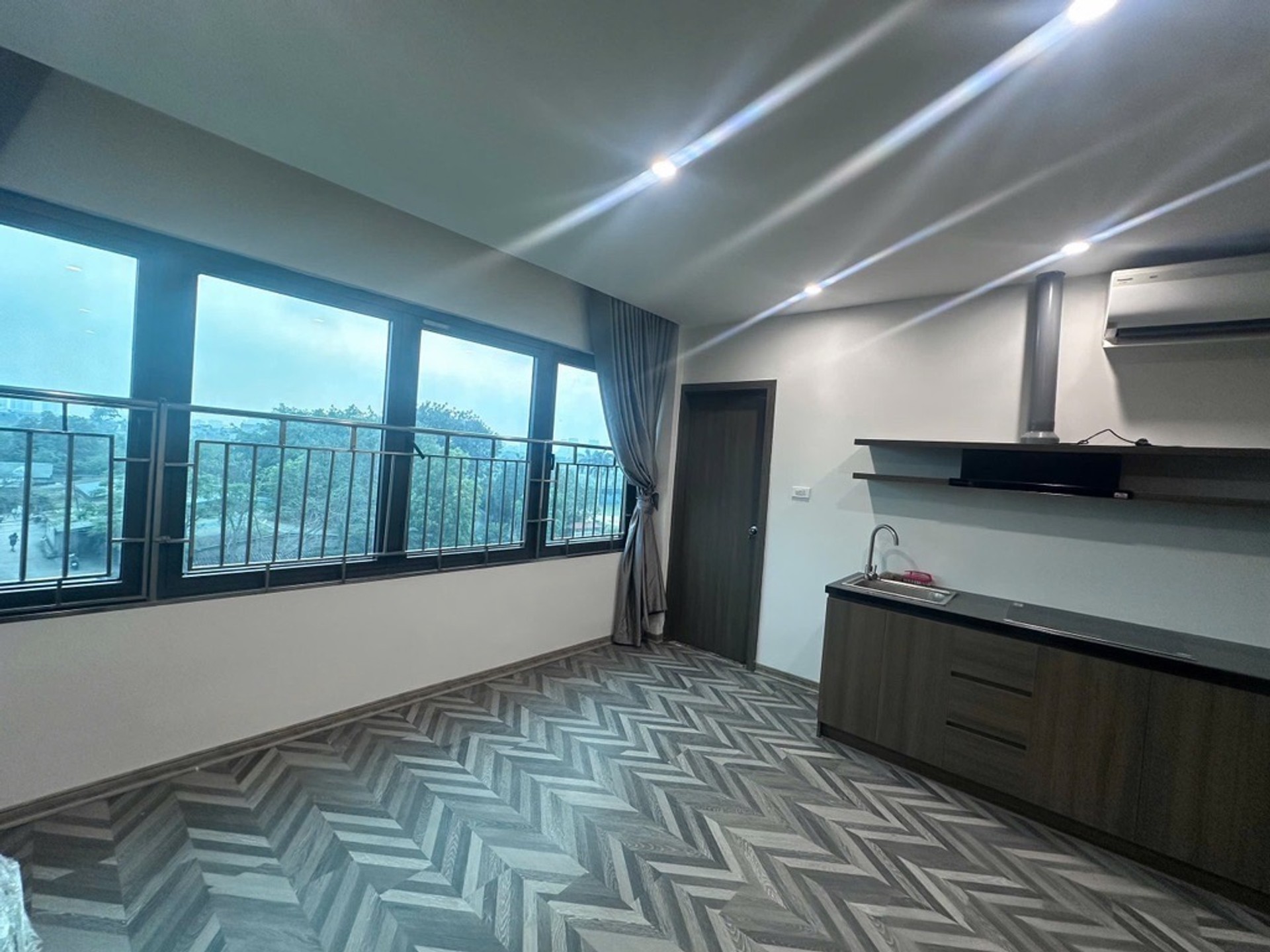 Alternative view of Bán nhà mặt phố Bát Khối - 91m2 | 6 tầng | 6,1m x 16m | Giá 27,5 tỷ - Q. Long Biên - Liên hệ 0982.497.846 - View sông Hồng, Ôtô đỗ cửa, Thang máy, Kinh doanh dòng tiền 100 triệu/tháng