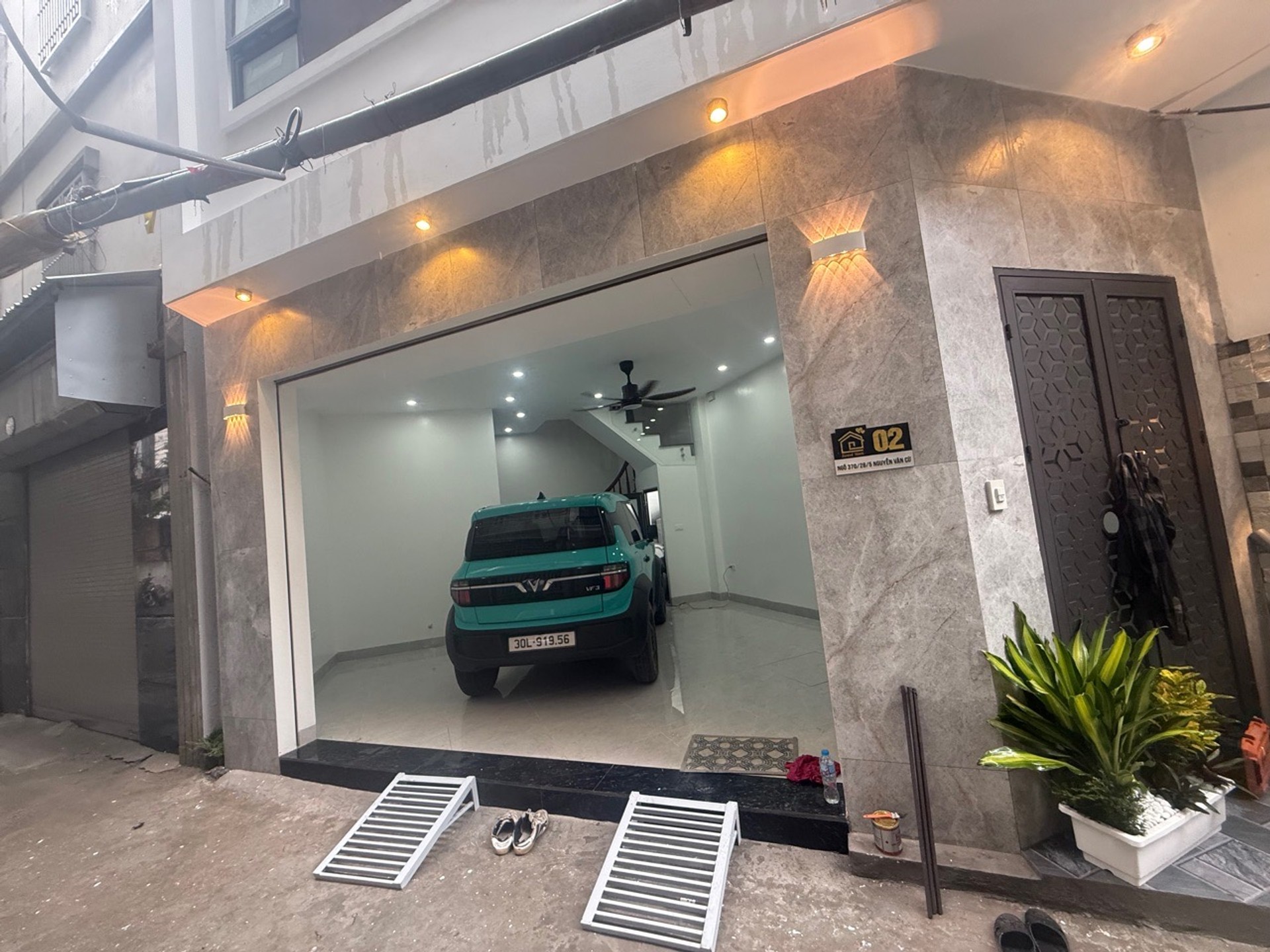 Bán nhà Nguyễn Văn Cừ – 34m2 | 6 tầng | 5,1m x 6,5m | Giá 11,6 tỷ – Q. Long Biên – Liên hệ 0982.497.846 – Ôtô, thang máy, Full nội thất, Sổ vuông đẹp Bán nhà Nguyễn Văn Cừ – 34m2 | 6 tầng | 5,1m x 6,5m | Giá 11,6 tỷ – Q. Long Biên – Liên hệ 0982.497.846 – Ôtô, thang máy, Full nội thất, Sổ vuông đẹp