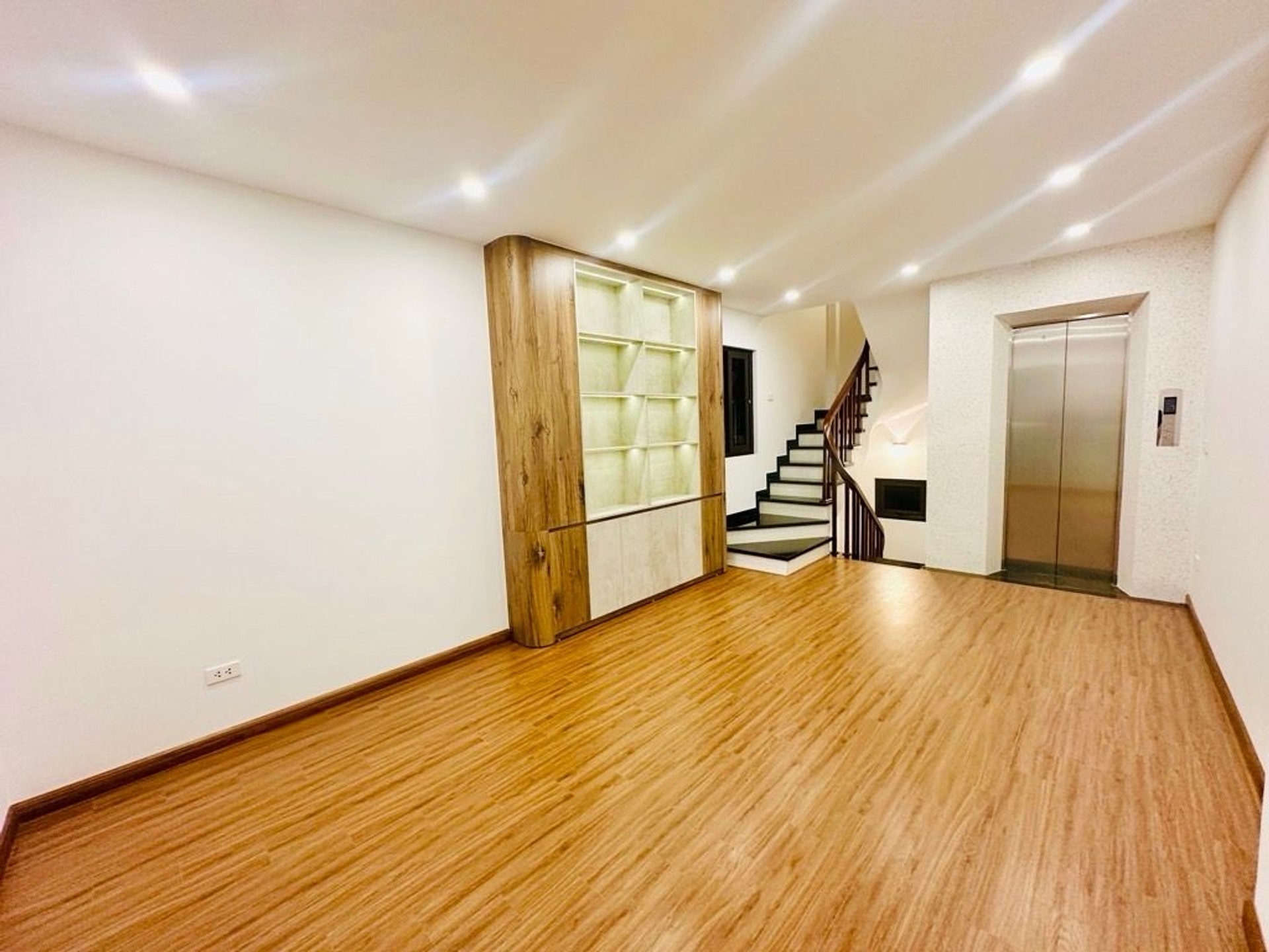 Alternative view of Bán nhà Ngọc Thụy 33m2 | 7 tầng | 3,5m x 10m | 9,5 tỷ - Long Biên