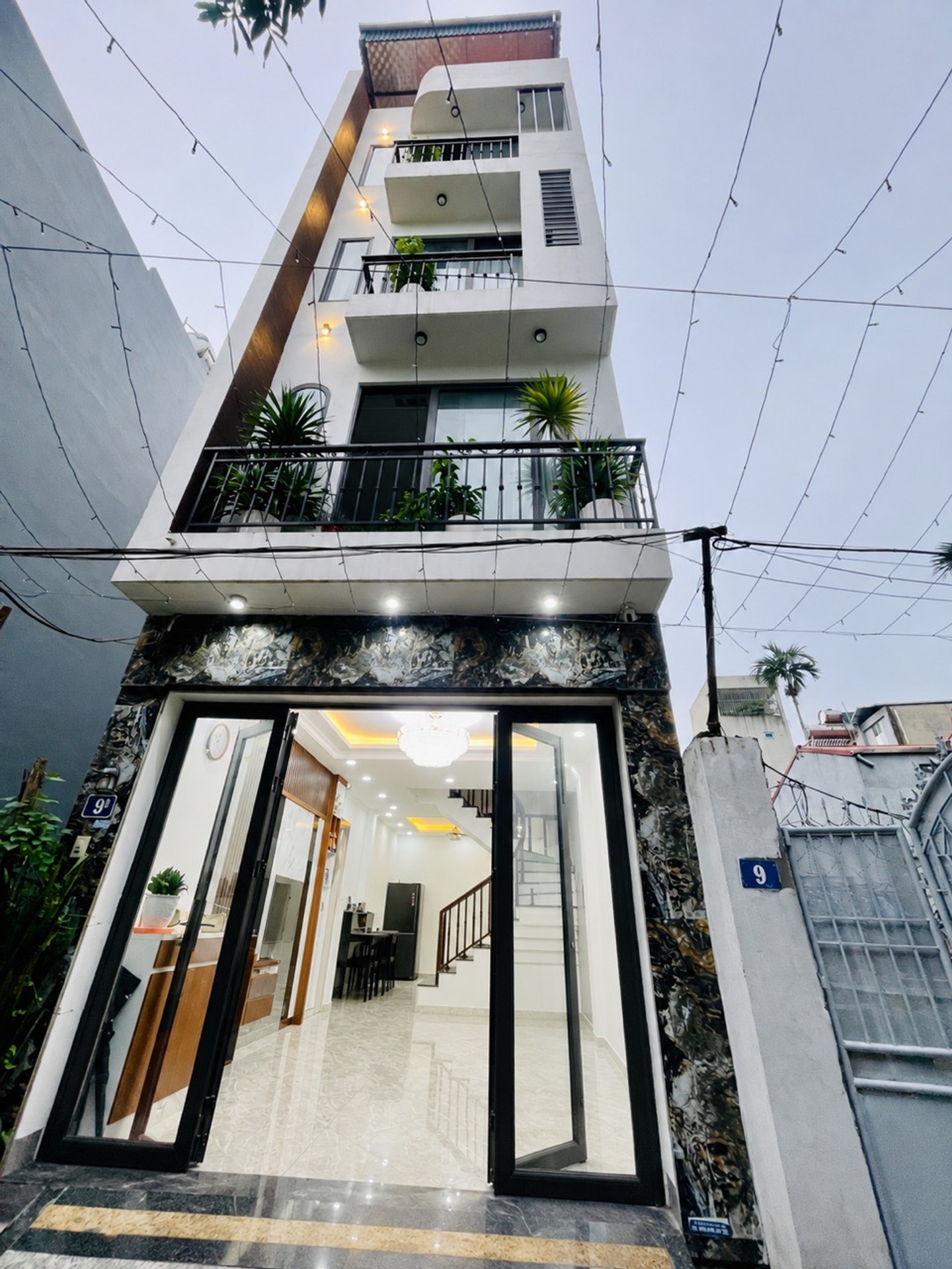 Bán nhà Bát Khối, Long Biên – 44m2 | 5 tầng | Diện tích 4m x 11m | Giá 12,68 tỷ – Full nội thất, VF3 đỗ cửa